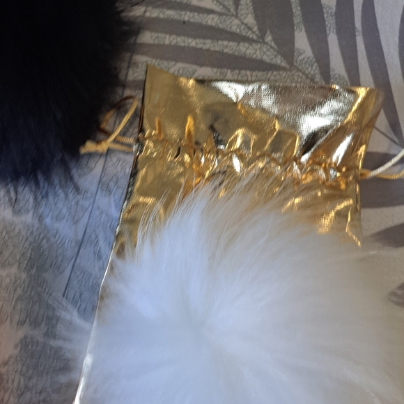 NWOT TUQUE/BEANNIE WITH INTERCHANGEABLE REAL FUR POMPOMS - Picture 2 of 4